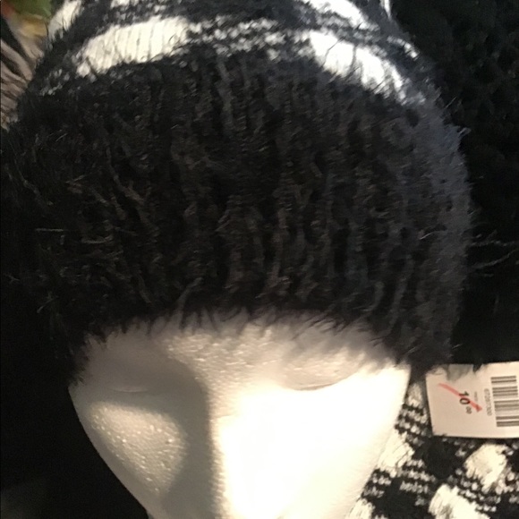 Black and white woollen hat. New never worn - Picture 3 of 8